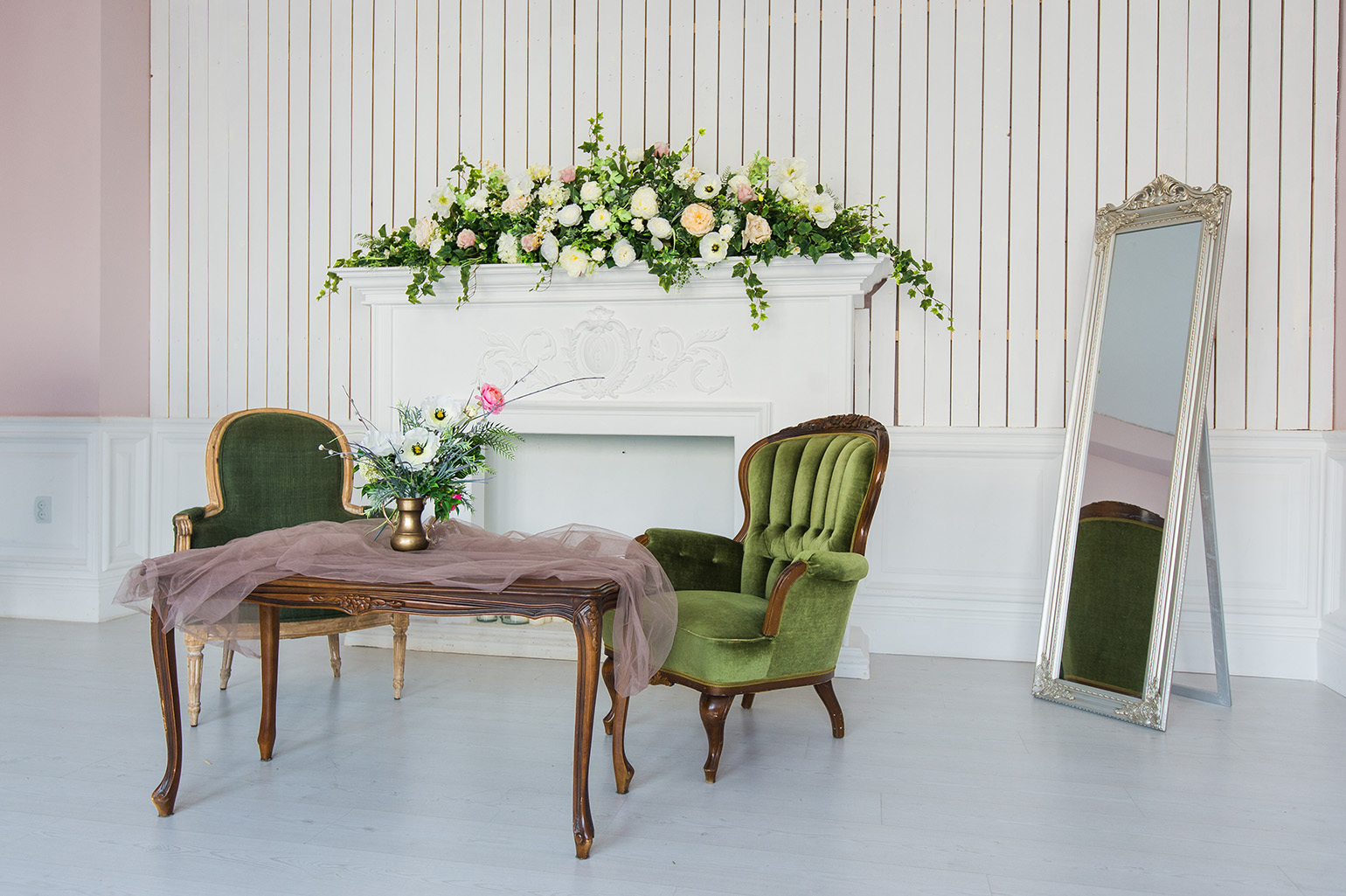 elegant-room-with-antique-furniture-PSNRVEK