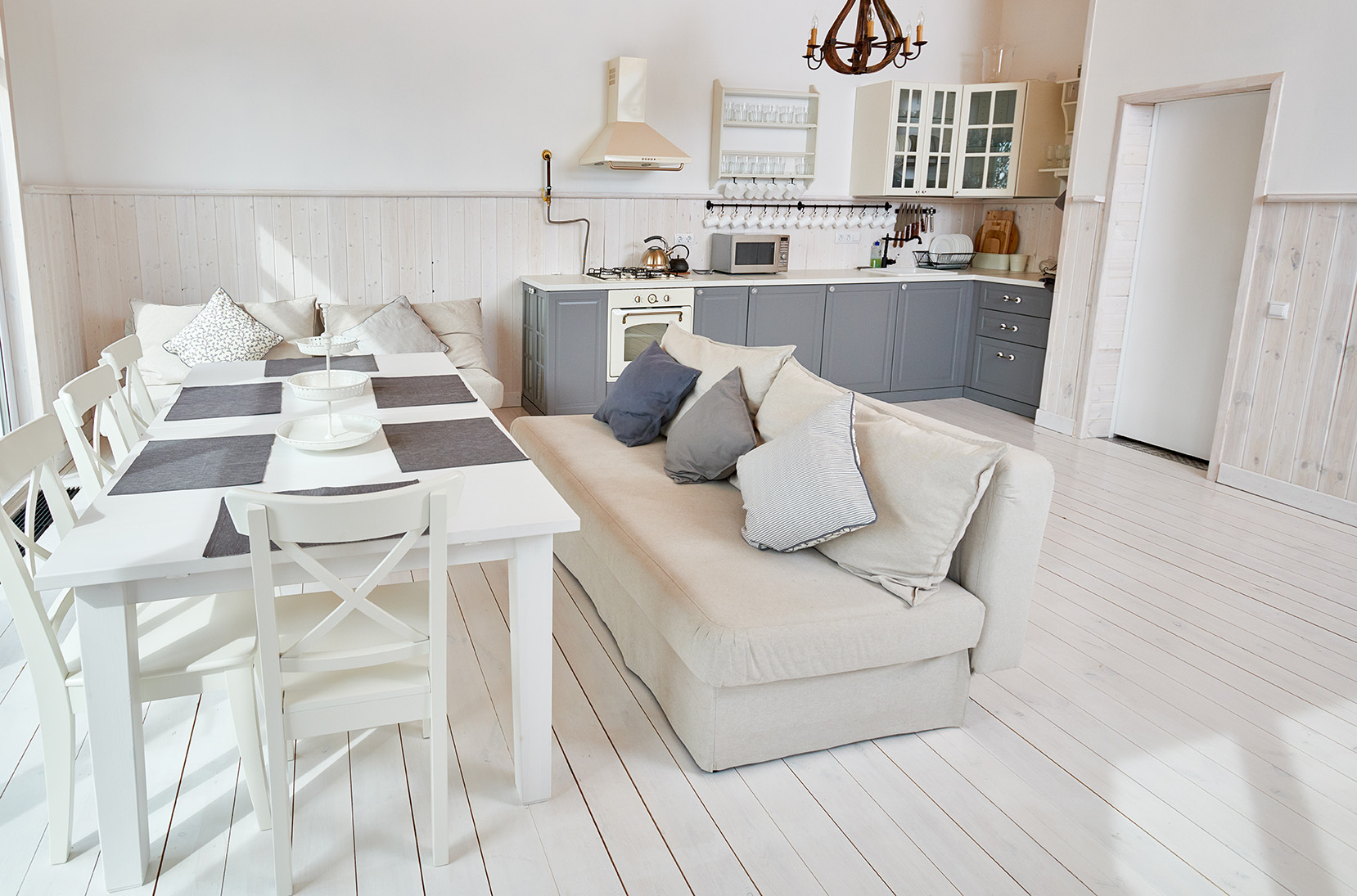 minimalistic-dining-room-interior-2S47J8H